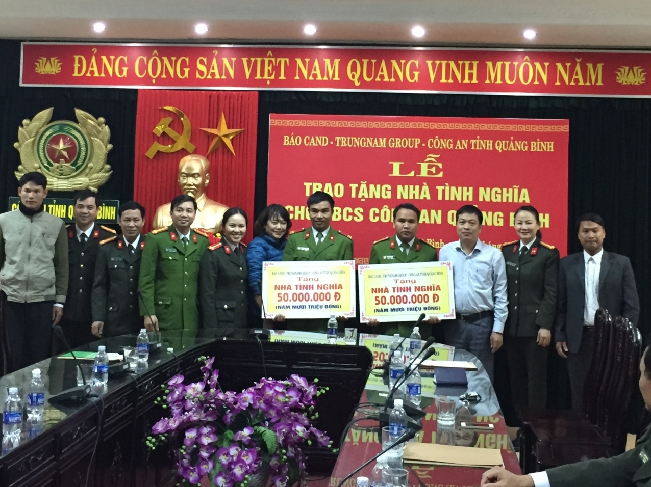 Đại diện Công ty Trung Nam, Báo CAND và Công an tỉnh Quảng Bình trao số tiền hỗ trợ nhà ở cho cán bộ chiến sỹ Công an tỉnh