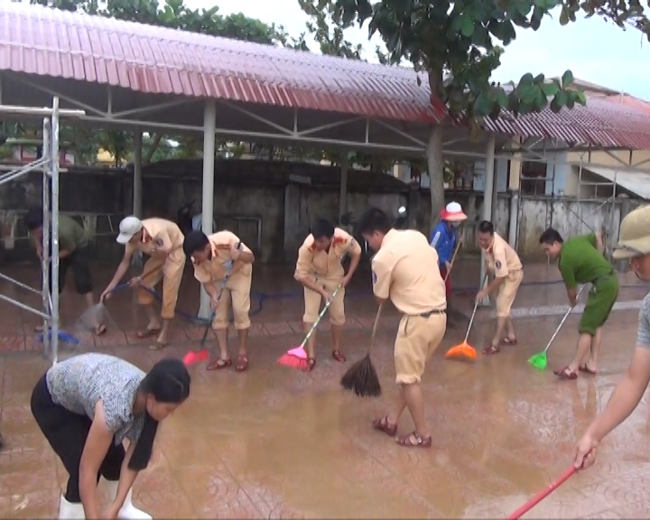CBCS Công an huyện Quảng Trạch tham gia nạo vét bùn đất tại Trường học.