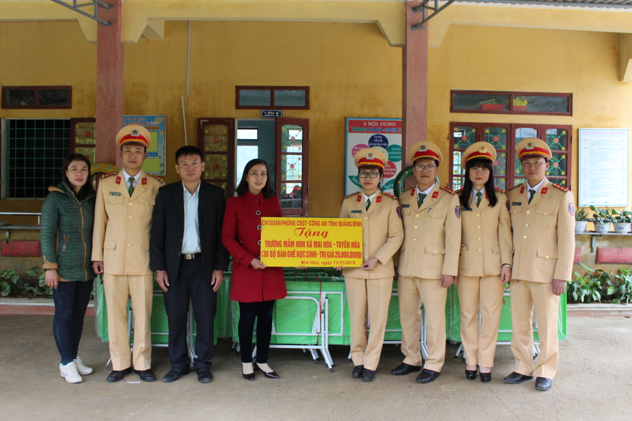 Chi Đoàn Phòng CSGT trao quà cho trường Mầm non Xã Mai Hóa