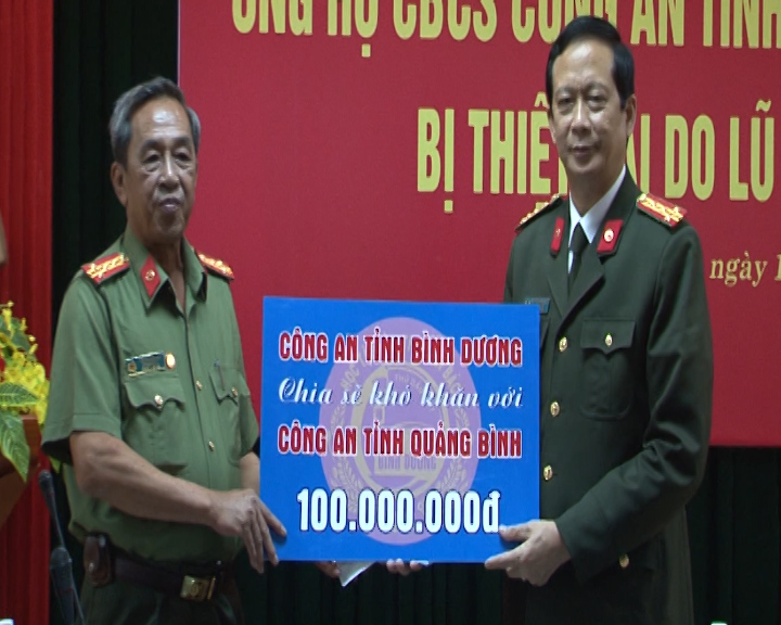 Công an tỉnh Quảng Bình đón nhận món quà từ Công an tỉnh Bình Dương