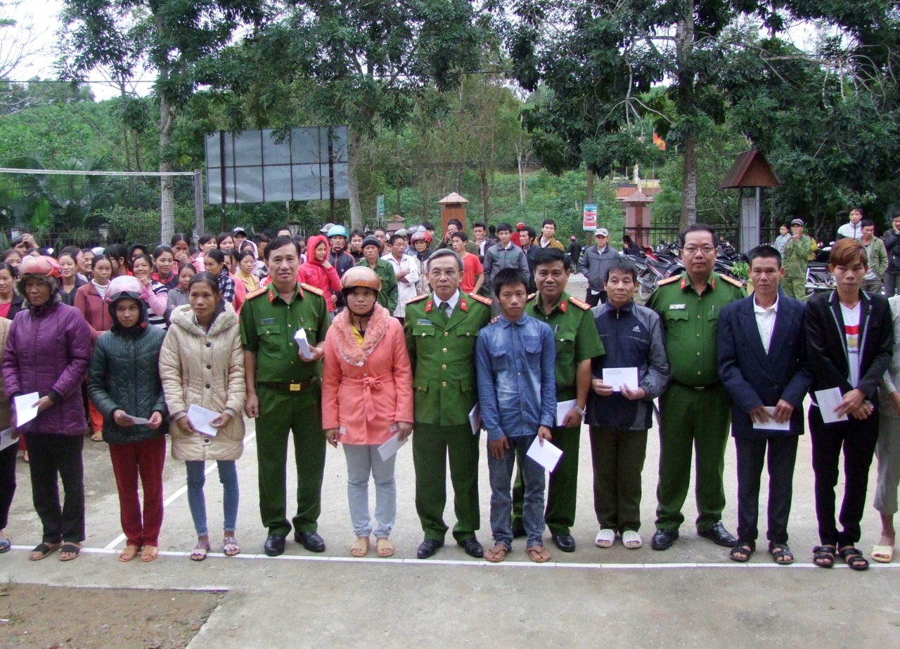 Lãnh đạo Trường Đại học CSND tặng quà cho người dân xã Hồng Hóa, huyện Minh Hóa
