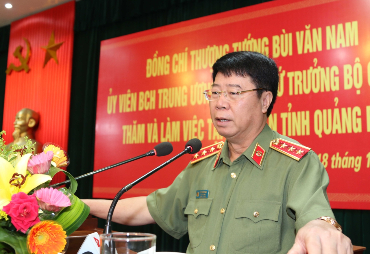 Đồng chí Thượng tướng Bùi Văn Nam, Ủy viên Trung ương Đảng, Thứ trưởng Bộ Công an phát biểu tại buổi làm việc với Công an tỉnh Quảng Bình