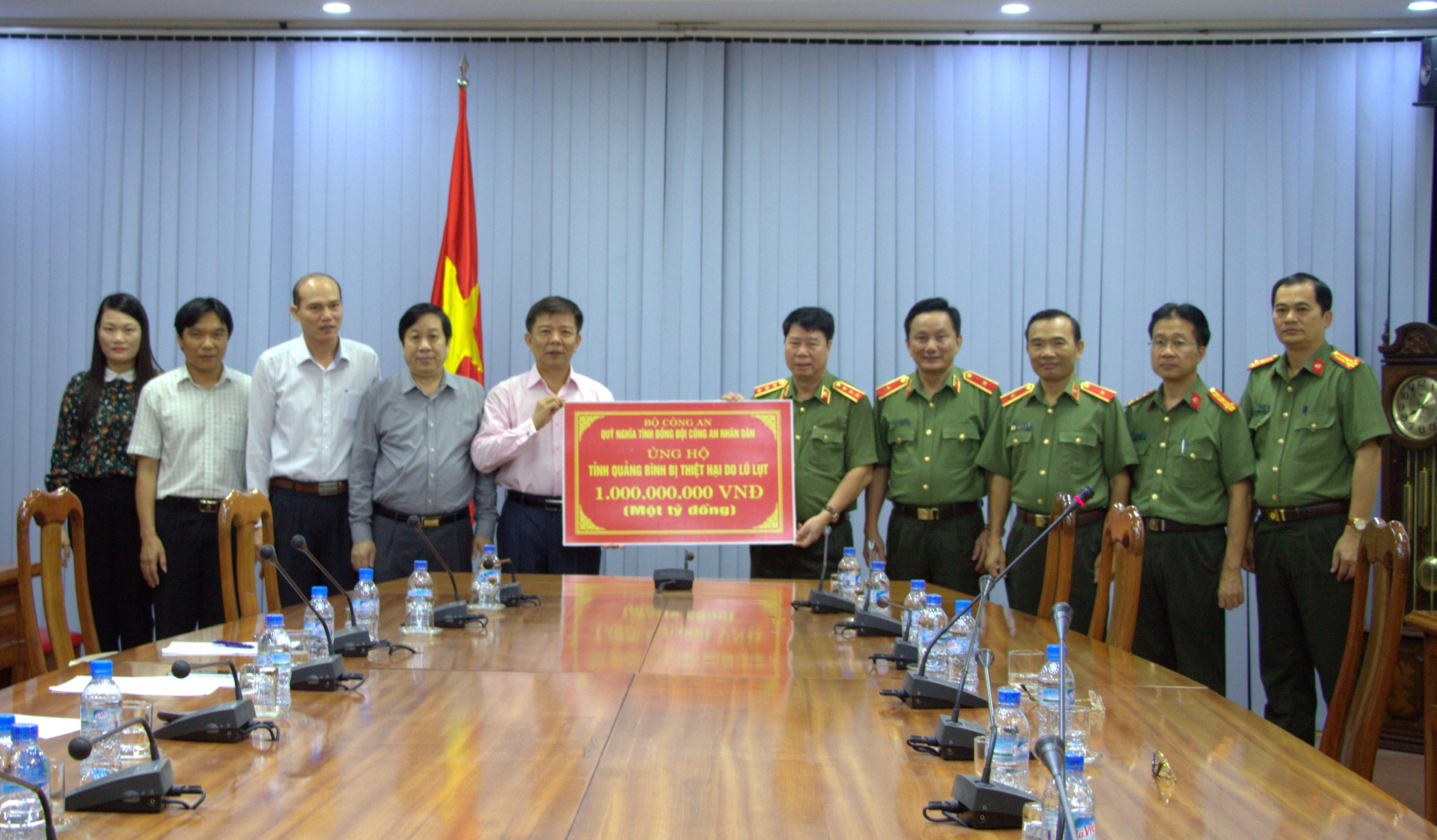 Đồng chí Thượng tướng Bùi Văn Nam, Ủy viên Trung ương Đảng, Thứ trưởng Bộ Công an trao tặng số tiền 1 tỷ đồng hỗ trợ đồng bào bị lũ lụt ở tỉnh Quảng Bình