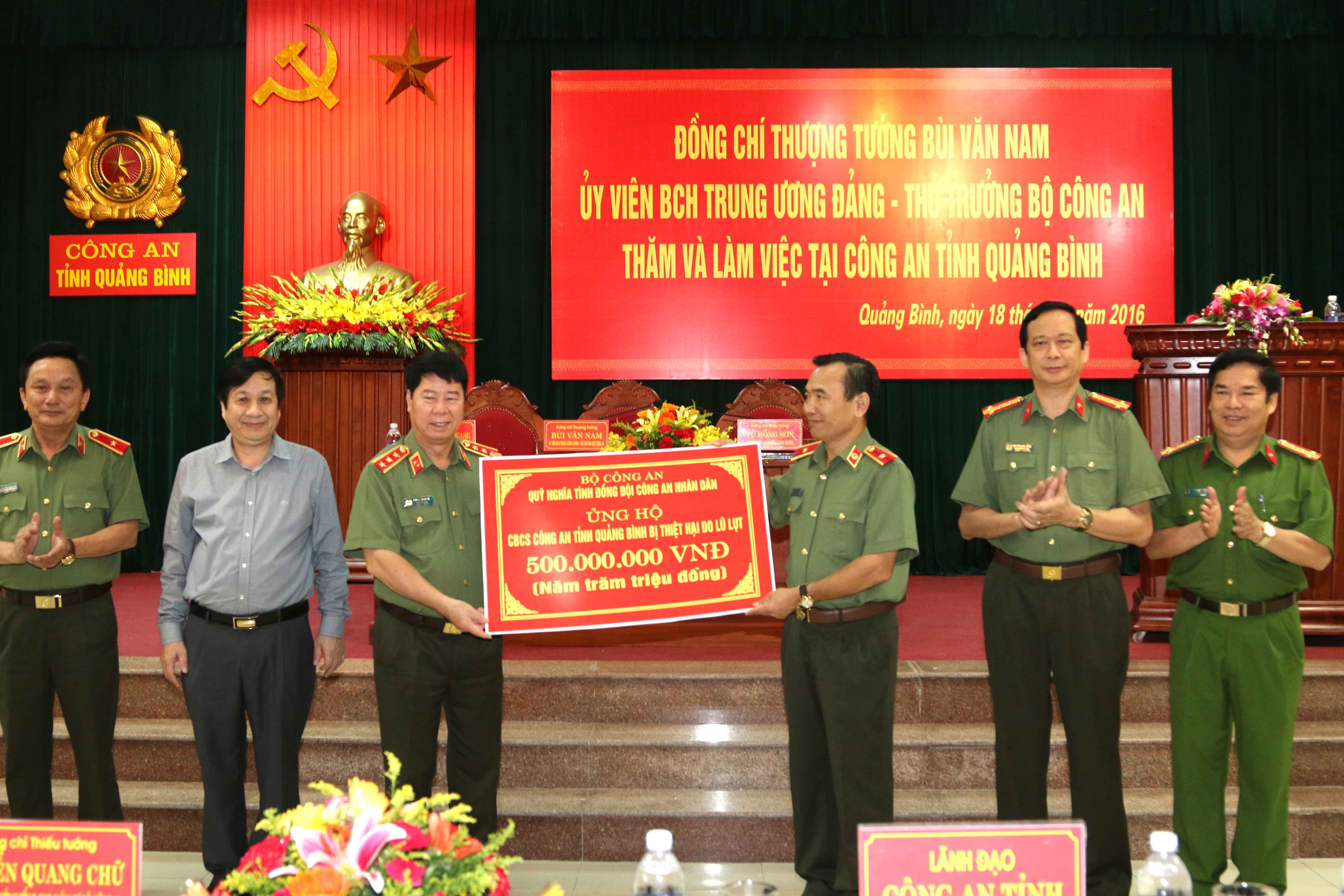 Đồng chí Thượng tướng Bùi Văn Nam, Ủy viên Trung ương Đảng, Thứ trưởng Bộ Công an trao tặng số tiền 500 triệu đồng cho Công an tỉnh Quảng Bình