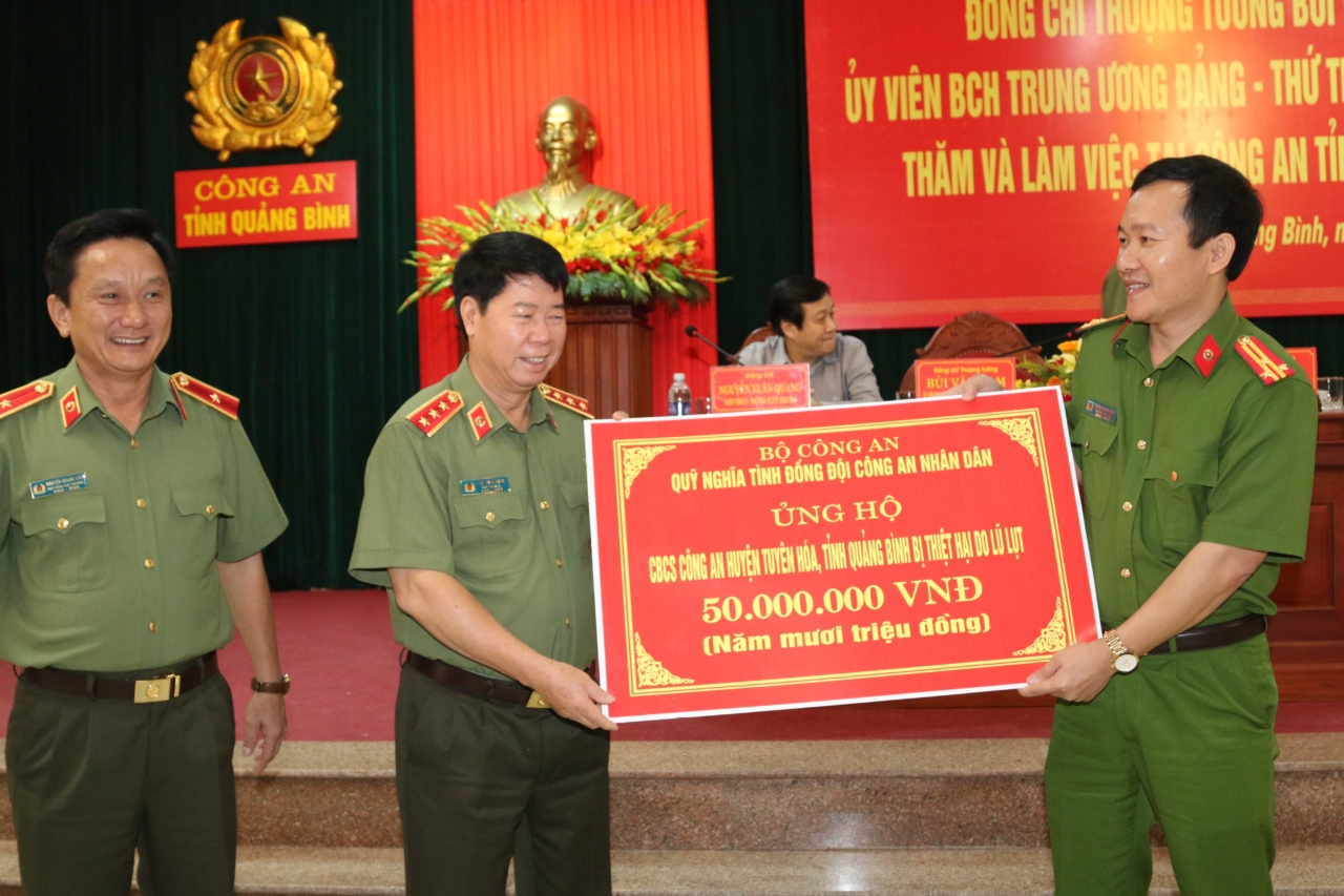 Đồng chí Thượng tướng Bùi Văn Nam, Ủy viên Trung ương Đảng, Thứ trưởng Bộ Công an trao tặng số tiền 50 triệu đồng cho Công an huyện Tuyên Hóa, tỉnh Quảng Bình