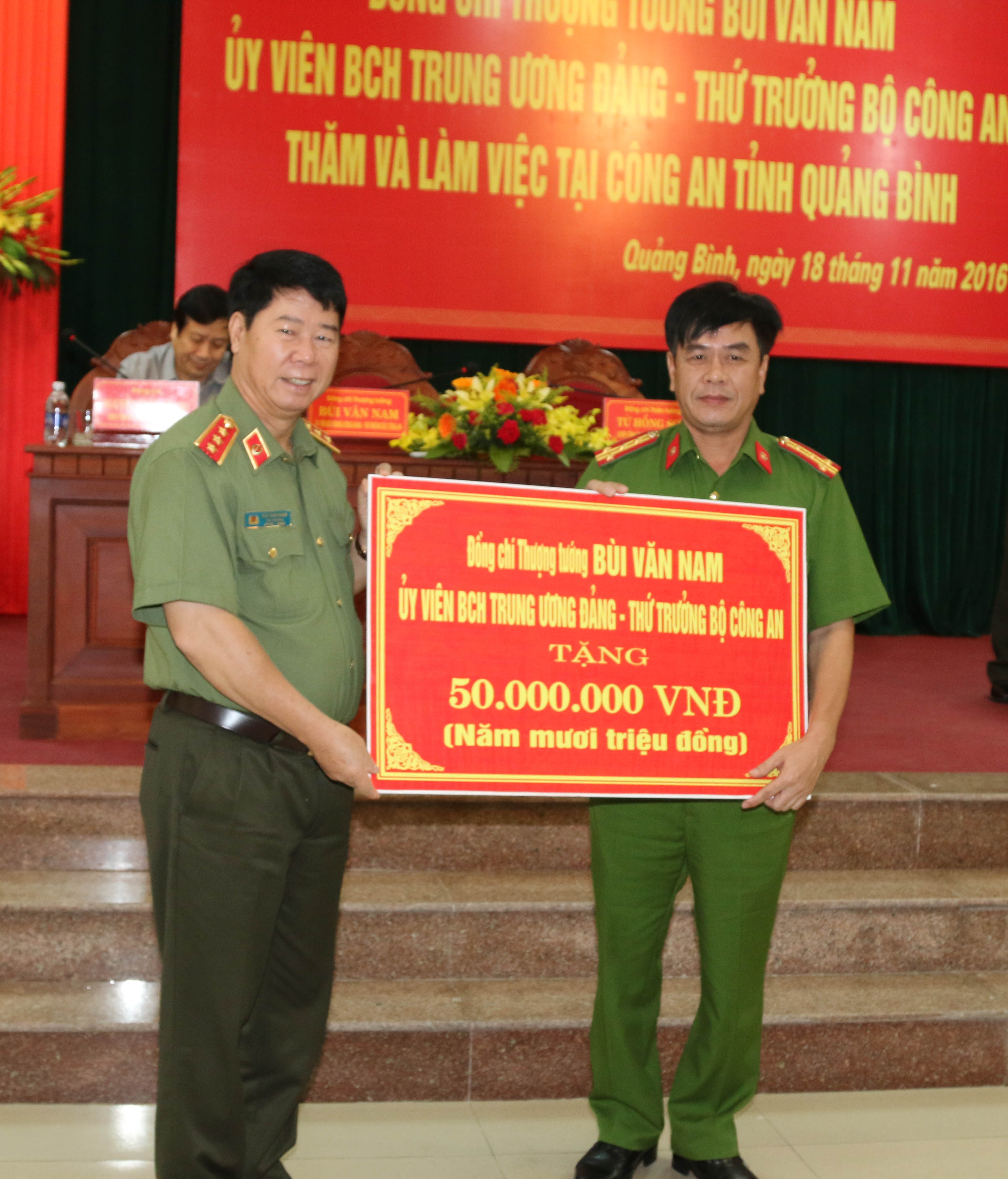 Đồng chí Thượng tướng Bùi Văn Nam, Ủy viên Trung ương Đảng, Thứ trưởng Bộ Công an trao tặng số tiền 50 triệu đồng cho Công an huyện Quảng Trạch, tỉnh Quảng Bình