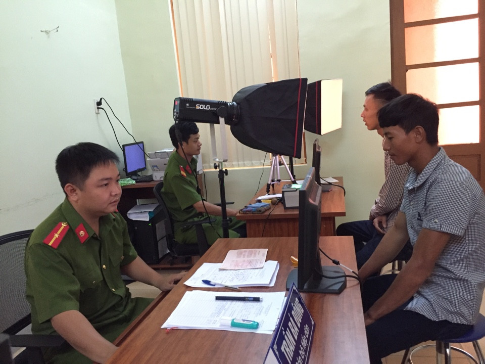 Công an huyện Tuyên Hóa làm thủ tục cấp thẻ căn cước công dân 