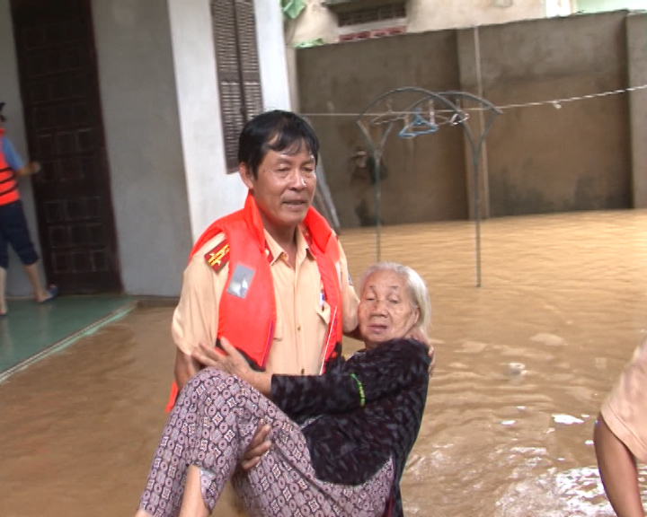 Lực lượng CSGT tăng cường về các vùng ngập lụt giúp sơ tán người dân ra khỏi vùng nguy hiểm