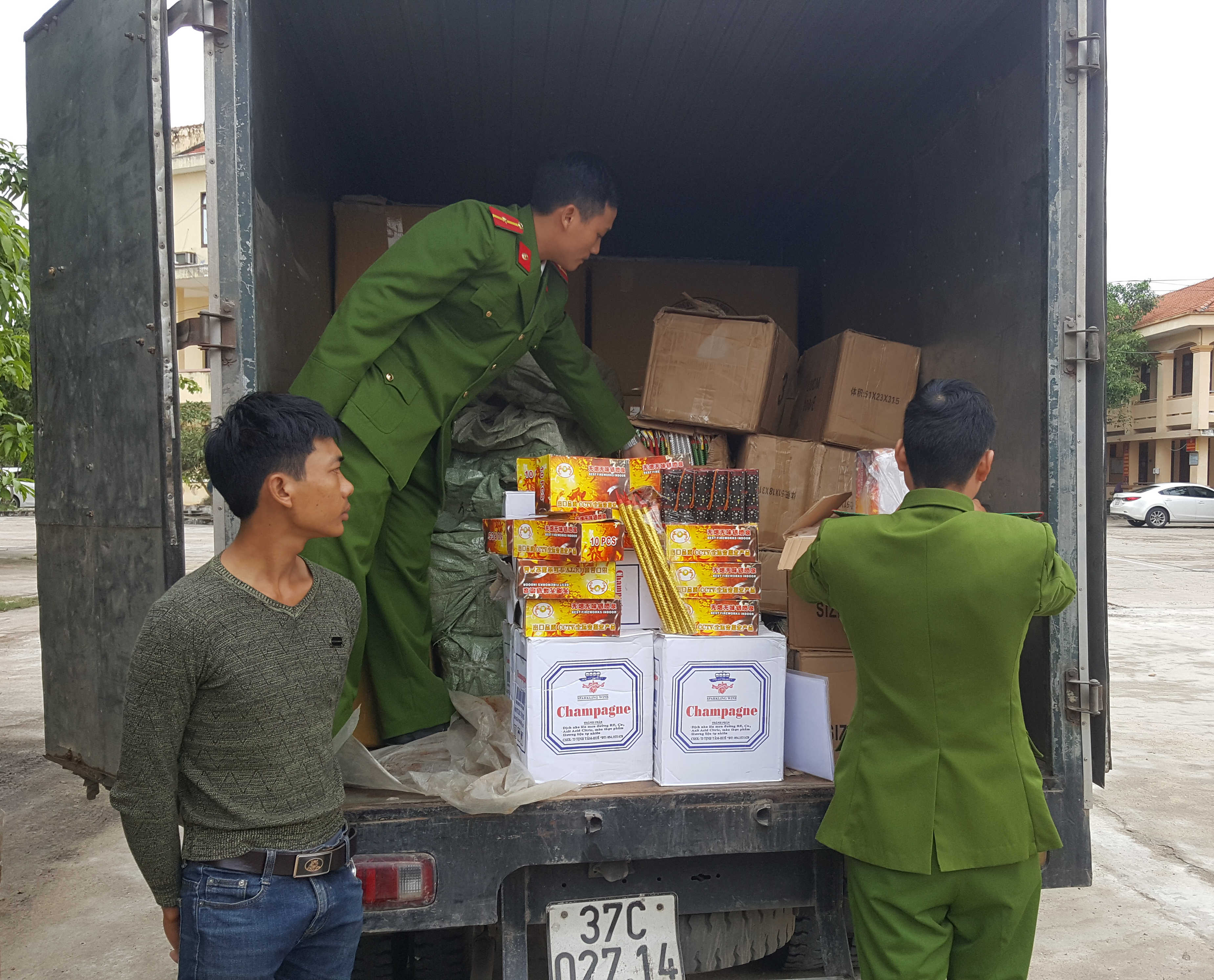 Công an thị xã Ba Đồn tạm giữ hơn 3.200 quả pháo điện tử trên xe ôtô tải