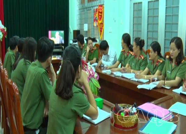 Chi bộ phòng Hồ sơ học tập chuyên đề Chỉ thị 05 qua sóng Đài PTTH Quảng Bình. 