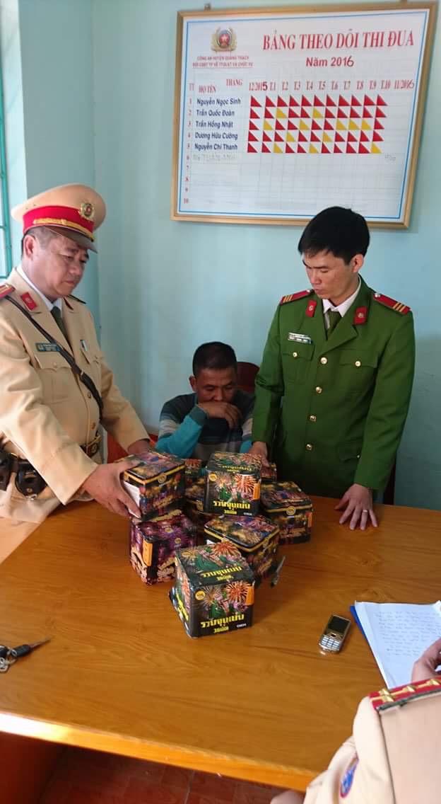 Lực lượng CSGT bàn giao tang vật cho Công an huyện Quảng Trạch