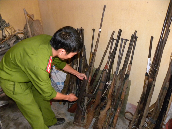 Công an huyện Minh Hóa vận động thu hồi vũ khí