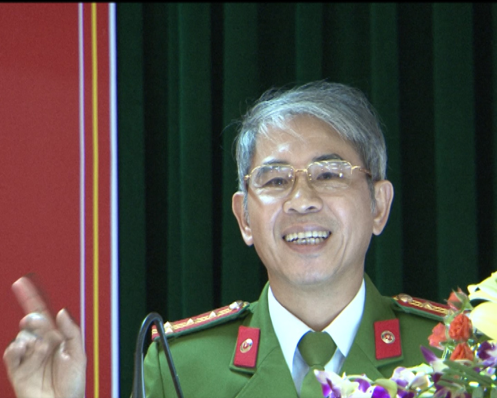 Đại tá Hoàng Việt Thắng- Chánh văn phòng cơ quan Cảnh sát điều tra, Công an tỉnh giảng dạy tại lớp tập huấn.