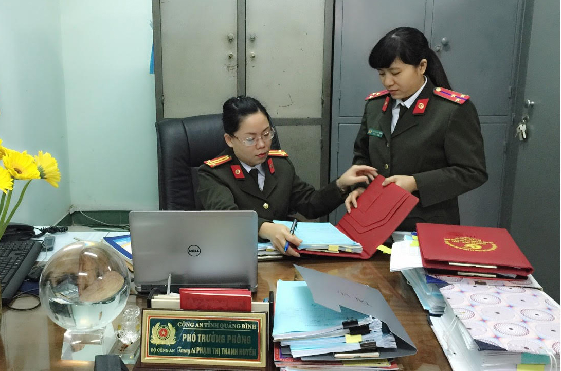 Trung tá Phạm Thị Thanh Huyền,phó trưởng phòng Hậu cần, kỹ thuật chỉ đạo các mặt công tác tài chính hoàn thành theo kế hoạch