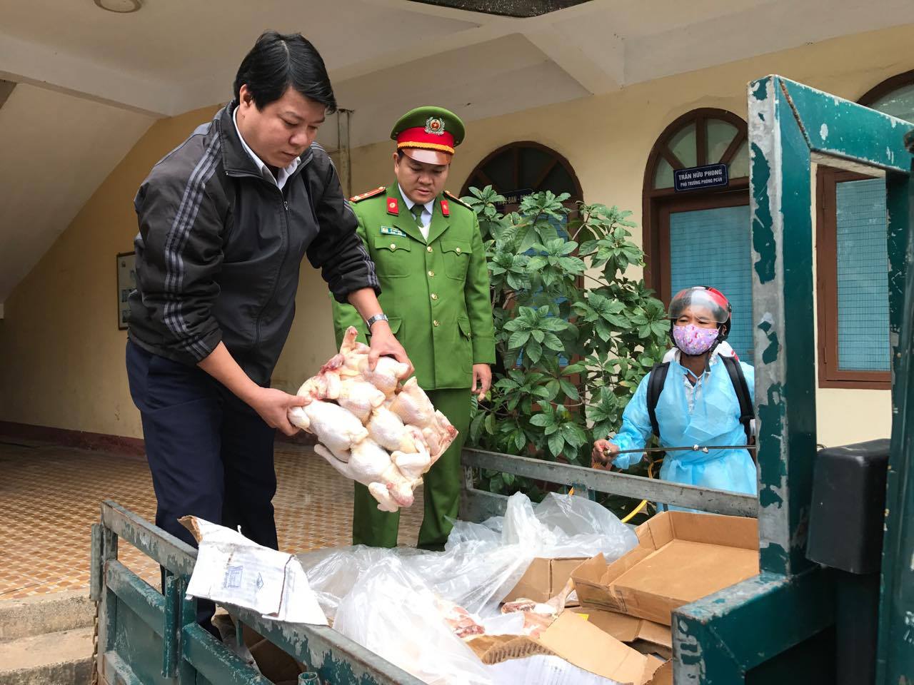 Phòng Cảnh sát môi trường phối hợp với Chi cục thú y tỉnh Quảng Bình kiểm tra, tiêu hủy sản phẩm động vật