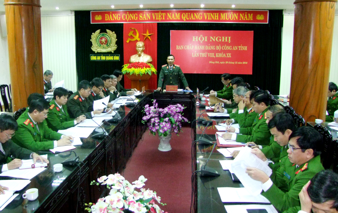Thừa ủy quyền của Chủ tịch nước, Đại tá Hà Xuân Tuấn – Phó giám thị Trại giam Đồng Sơn trao quyết định Đặc xá cho các phạm nhân được đặc xá.