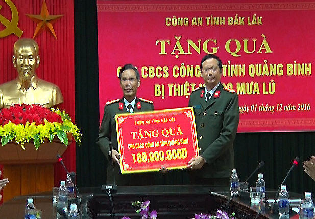 Đồng chí Đại tá Nguyễn Quốc Tường, phó giám đốc Công an tỉnh Quảng Bình đón nhận tình cảm của Công an tỉnh Đắc Lắc.