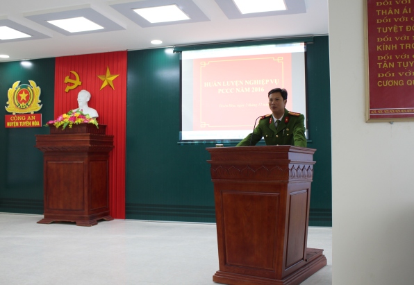 Đ/c Thiếu tá Trần Hữu Tuyên hướng dẫn công tác PCCC