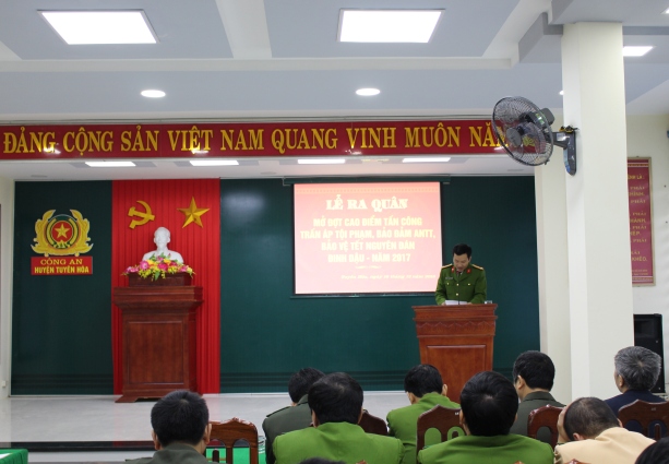 Đ/c Thượng tá Trần Quang Hiếu - Trưởng Công an huyện triển khai kế hoạch ra quân tấn công tội phạm