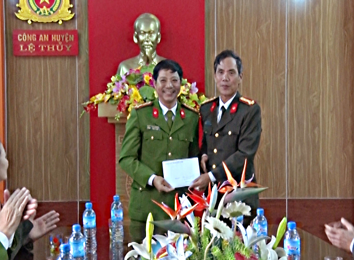 Đồng chí Nguyễn Thế Lực, Phó giám đốc Công an tỉnh Đắc Lắc trao quà cho CBCS Công an huyện Lệ Thủy