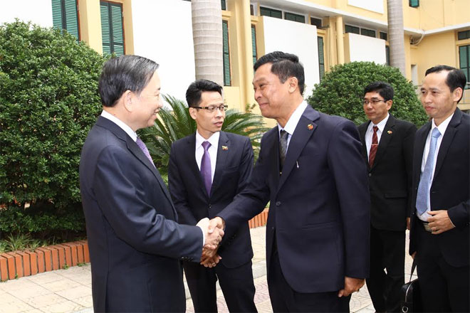 Bộ trưởng Tô Lâm cùng Bộ trưởng Bộ Nội vụ Cộng hòa Liên bang Myanmar Kyaw Swe. 