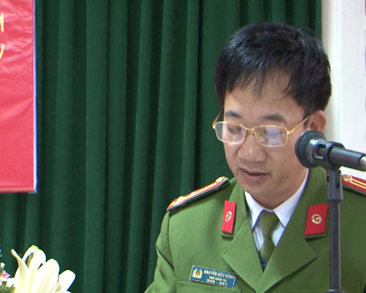 Thượng tá Nguyễn Hữu Hùng- Phó Giám thị Trại tạm giam công bố Quyết định và danh sách đặc xá tha tù của Chủ tịch nước