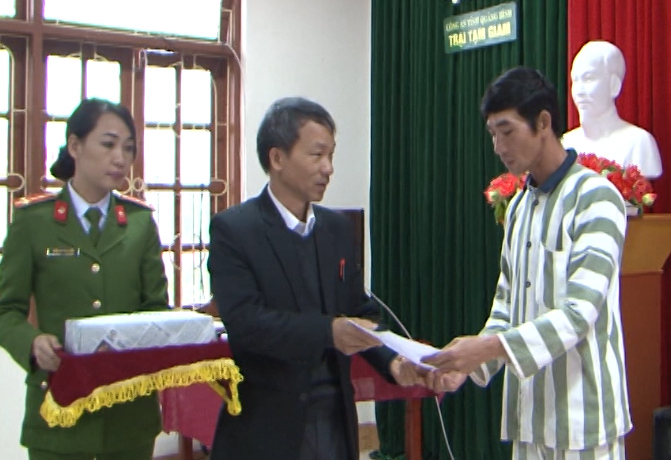 Ông Hoàng Quảng Lực- Phó Chánh án Tòa án nhân dân tỉnh Quảng Bình- thừa ủy quyền của Hội đồng tư vấn đặc xá Trung ương trao "giấy chứng nhận đặc xá" cho phạm nhân