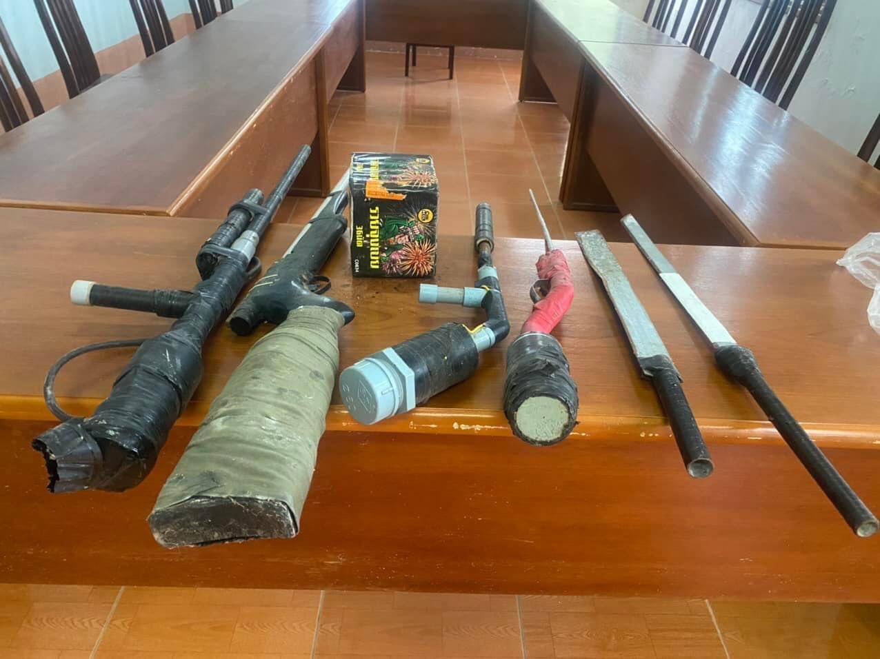Vũ khí, công cụ hỗ trợ và pháo người dân tự nguyện giao nộp