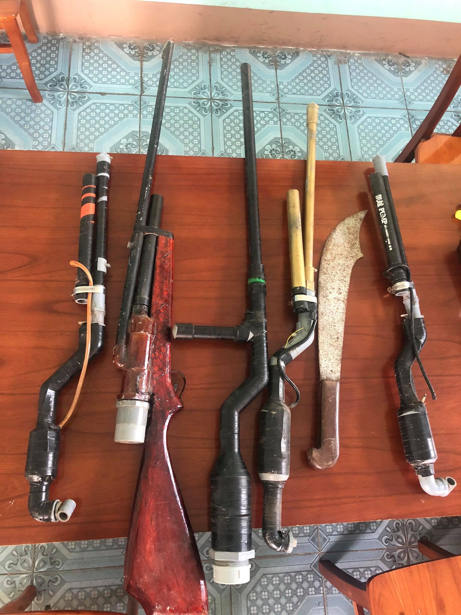 Số vũ khí, công cụ hỗ trợ người dân tự nguyện giao nộp cho lực lượng Công an thị trấn